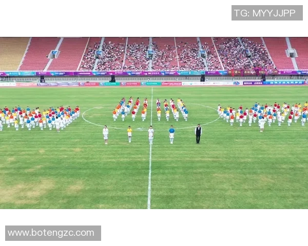 以足球星吊坠点亮青春激情展现运动魅力与时尚风采